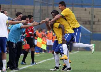 Jogadores do Brasil comemoram gol contra Equador