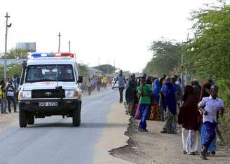 Ambulância segue em direção a universidade onde há agressores, em Garissa, no Quênia. 2/4/2015.