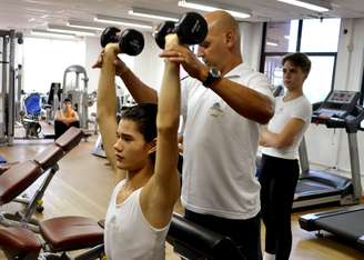 <p>O treino é pesado. Além das aulas de dança, os meninos na Escola do Bolshoi também fazem musculação e têm os cuidados com a saúde supervisionados</p><p> </p>