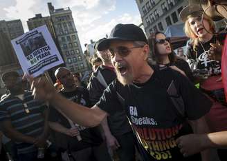 Manifestantes protestam em Manhattan, Nova York, pedindo justiça racial, econômica e social nesta quarta-feira. 29/04/2015