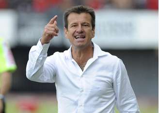 Dunga deve comandar treino com bola na tarde desta terça-feira