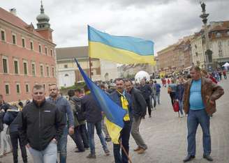 Torcida do Dnipro usou bandeira da Ucrânia como símbolo nas ruas de Varsóvia e no estádio da final