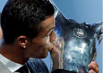 Cristiano Ronaldo beija o troféu de Melhor Jogador da Temporada entregue pela Uefa