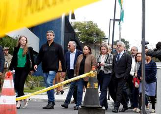 Senadores deixam PF em Curitiba após visita a Lula
 17/4/2018   REUTERS/Rodolfo Buhrer