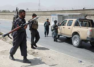 Policiais afegãos vigiam o local onde ocorreu o atentado em Cabul, no Afeganistão, nesta quarta-feira (7)