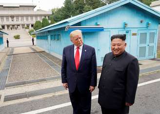 Presidente dos EUA, Donald Trump, e líder da Coreia do Norte, Kim Jong Un, se reúnem na zona desmilitarizada entre as duas Coreias
30/06/2019 REUTERS/Kevin Lamarque