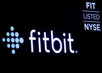 Logotipo da Fitbit mostrado numa tela na Bolsa de Valores de Nova York. 28/10/2019. REUTERS/Brendan McDermid