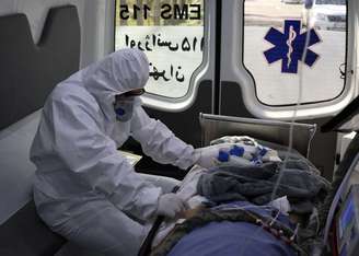 Membro de equipe de emergência médica com traje de proteção trata de paciente em Teerã
30/03/2020 WANA (West Asia News Agency)/Ali Khara via REUTERS 