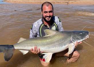 Danilo posa com um dos frutos de sua pescaria compartilhado no Instagram (Foto: Reprodução/Instagram Danilo)