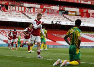 Smith Rowe marcou na vitória do Arsenal (Foto: FRANK AUGSTEIN / POOL / AFP)