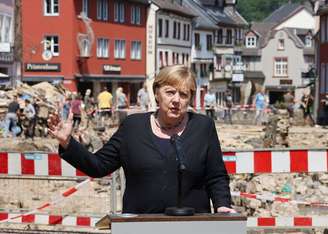 Chanceler da Alemanha, Angela Merkel, fala com jornalistas durante visita a área atingida por enchentes em Bad Muenstereifel
20/07/2021 Oliver Berg/Pool via REUTERS