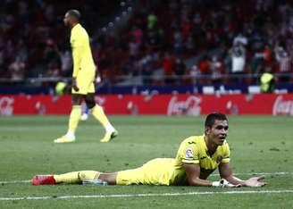 Mandi se lamenta após marcar o gol contra que impediu a vitória do VIllarreal em Madri