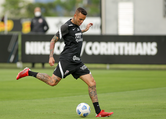 Luan durante o treino do Corinthians desta sexta-feira no CT Joaquim Grava