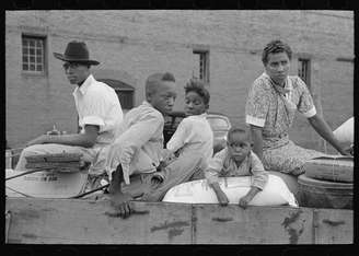 Alguns americanos negros planejavam deixar os EUA rumo a países africanos ou da América Latina, em busca de um lugar onde pudessem desfrutar de cidadania plena; na foto, uma família de agricultores em Oklahoma