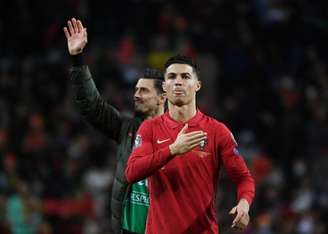 Cristiano Ronaldo pode trocar de clube dentro da Inglaterra (Foto: MIGUEL RIOPA / AFP)