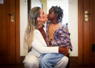 Giovanna Ewbank e o filho Bless 