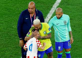 Neymar abraça Leo, filho de Ivan Perisic