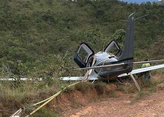 Aeronave faz pouso de emergência e piloto aciona paraquedas 