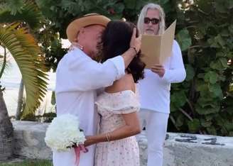 Bruce Willis e Emma Heming renovam votos de casamento