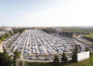 Vista aérea de pátio com carros