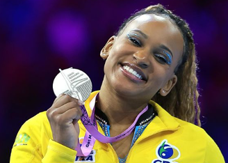Rebeca Andrade comemora conquista de medalha de prata no Mundial de Ginástica Artística