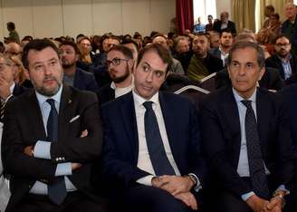 Luca Sammartino (centro) ao lado do vice-premiê Matteo Salvini (esquerda)