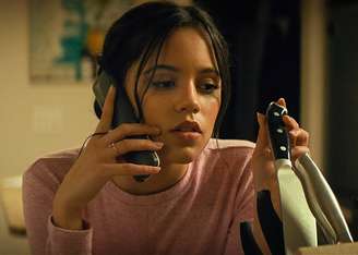 Jenna Ortega: Com apenas 21 anos, a atriz já esteve envolvida em cerca de 40 projetos. Mais recentemente, ela ganhou destaque ao estrelar os filmes “Terror no Estúdio 666” (2022), “X – A Marca da Morte” (2022) e “Pânico VI” (2023).