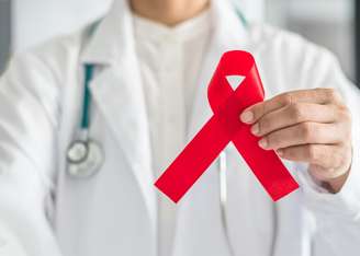 Dezembro Vermelho visa mobilizar a sociedade na luta contra o HIV, Aids e outras infecções sexualmente transmissíveis (ISTs).