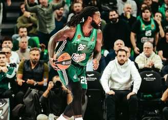 Jogador de basquete do Panathinaikos sofre grave lesão em quadra a torcedores desmaiam com a cena