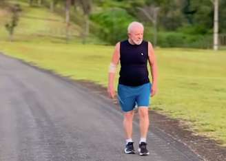 Lula apareceu com o cotovelo enfaixado em vídeo no Instagram