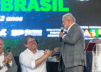 Tarcísio e Lula em evento para anúncio da construção do túnel viário entre Santos e Guarujá em fevereiro de 2024