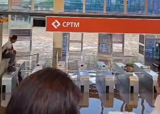 Estação da CPTM fica alagada após fortes chuvas em SP