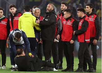 José Mourinho agride técnico adversário