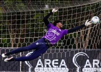 Hugo Souza em treino pelo Corinthians. 