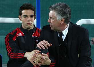 Kaká ao lado de Ancelotti, no Milan