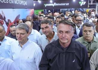 11-03-2025 SvÉO PAULO - SP / POLITICA OE / JAIR BOLSONARO / TARCÍSIO DE FREITAS / SALAO DAS MOTOPECAS - Ex-presidente da Repv?blica Jair Messias Bolsonaro visita o XIV Salv£o Nacional¬? e Internacional das Motopevßas que acontece no pavilhv£o vermelho do Expo Center Norte na R. Josv© Bernardo Pinto, 333 na zona norte de Sv£o Paulo. Acompanham no evento o filho do ex-presidente Flv°vio Bolsonaro e Governador de Sv£o Paulo Tarcv?sio de Freitas.