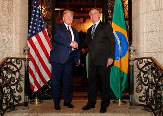 O ex-presidente da República Jair Bolsonaro posa com o presidente dos Estados Unidos Donald Trump, em foto tirada em 2020; Bolsonaro comentou as tarifas anunciadas pelo norte-americano