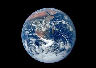 Movimento de rotação da Terra é o que cria o dia e a noite, a partir da exposição ou não à luz solar.