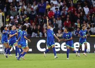Marta e jogadoras do Brasil comemoram gol na decisão com a Colômbia na Copa América