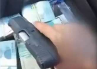 Vídeo feito por adolescente exibindo uma arma e malote com R$ 49 mil roubados permitiu que a polícia identificasse os autores de um assalto 