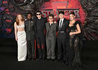 Sadie Sink, Caleb McLaughlin, Finn Wolfhard, Gaten Matarazzo, Noah Schnapp e Millie Bobby Brown na première de Stranger Things