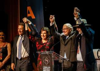 Marco Aurélio de Carvalho ao lado de Alckmin, Tebet e Haddad no palco do evento do Prerrogativas