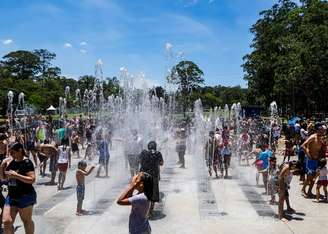 Frequentadores do Parque do Carmo, zona leste de São Paulo, aproveitam para se refrescar em fonte de água pública inaugurada, pela prefeitura da cidade, no começo do mês.