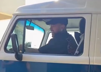 Neymar chega para o treino do Santos dirigindo uma Kombi