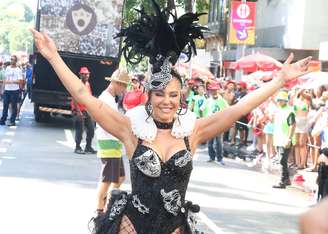 Paolla Oliveira se diverte no carnaval do Rio