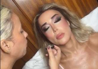 Mulher Abacaxi é maquiada por Ariana Teles, que quase não chegou a tempo