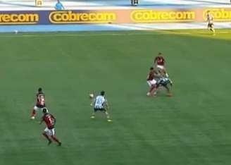 Lance polêmico no primeiro gol do Flamengo contra o Botafogo, em clássico válido pelo Campeonato Carioca