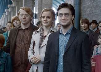 Radcliffe disse que ele, Emma Watson e Rupert Grint conversam sobre o reboot e acompanham o novo elenco