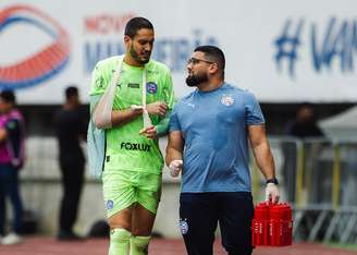 Reinaldo deixa o gramado com braço imobilizado 