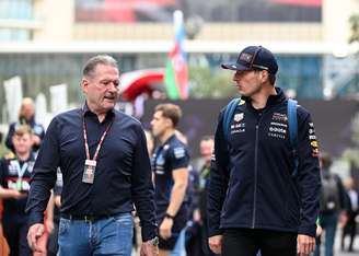 Jos Verstappen ao lado de seu filho Max Verstappen